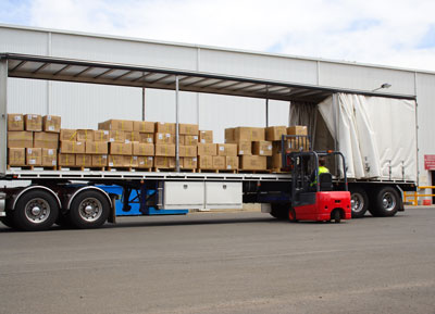 forklift-unloading-truck